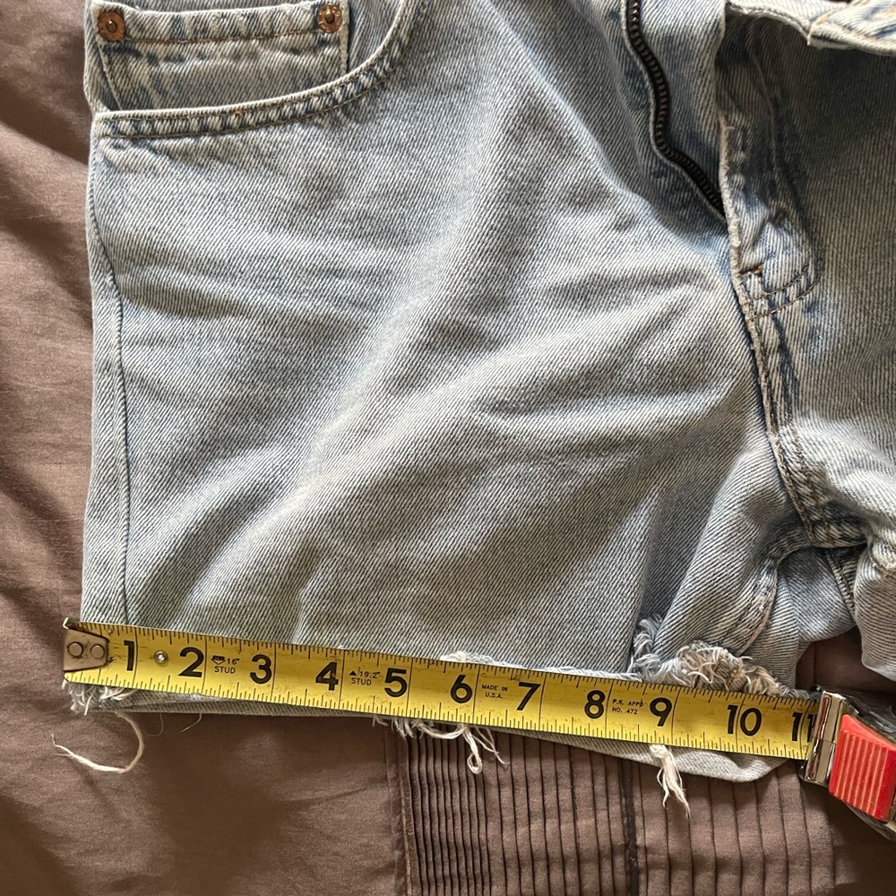 Vintage Levi Shorts - Picture 4 of 10